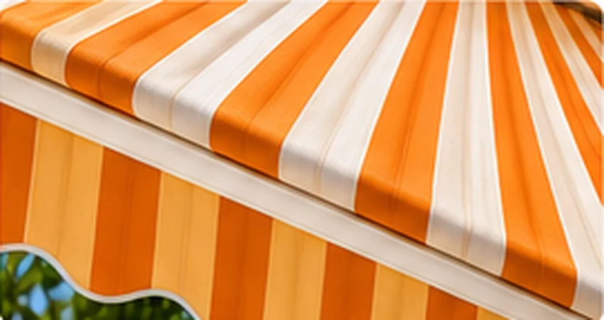 Detalle de lona naranja y blanca de un toldo